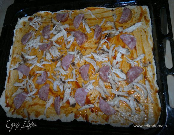 колбаску режем полукольцами и тоже выкладываем