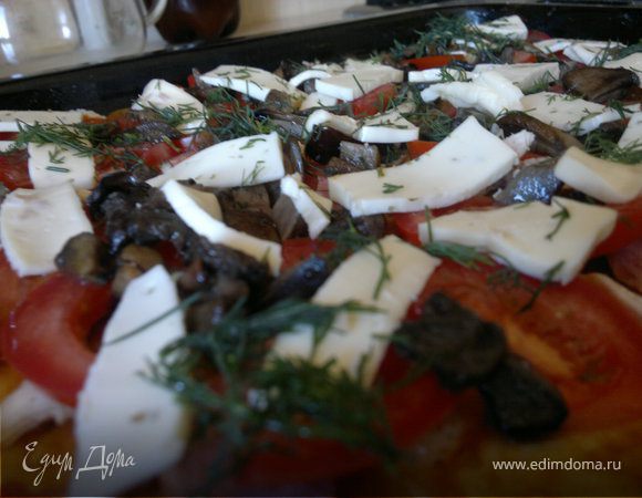 ну и завершающий этап режем сыр холанд и посыпаем вместе с укропом нашу пиццу)