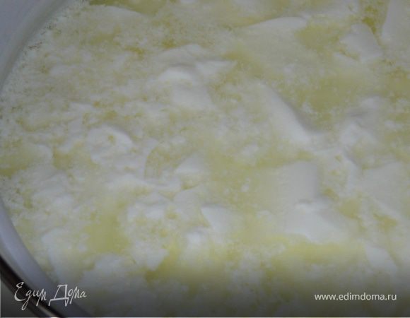 Наркыть крышкой,поставить в теплое место,можно поставить в таз с теплой водой,это в том случае если на кухне холодно.Емкость с молоком не тревожить,не мешать,не взбалтывать.Примерно через 1,5-2 часа образуется сгусток.