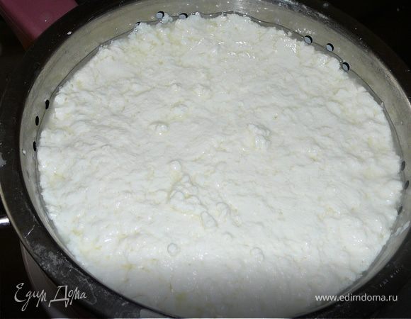 Шумовкой достаем сырную массу и перекладываем ее в дуршлаг.Помогая шумовкой даем сыру стечь.Немного утрамбовываем руками.Даем постоять минут 30,переворачиваем.Ставим в  холодильник на 2-3 часа.За это время стечет еще сыворотки,так что не забудьте поставить под дуршлаг емкость в которую будет стекать сыворотка.