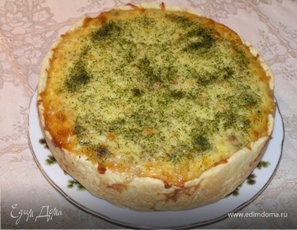 К остуженному фаршу добавить измельченный шпинат и мелко нарезанный чеснок, затем сливки,  взбитые яйца и 1/3 натертого сыра. Все тщательно перемешать и выложить на тесто в форме. Сверху присыпать оставшимся тертым сыром и сушеным укропом, выпекать при 180* 30-35 минут.