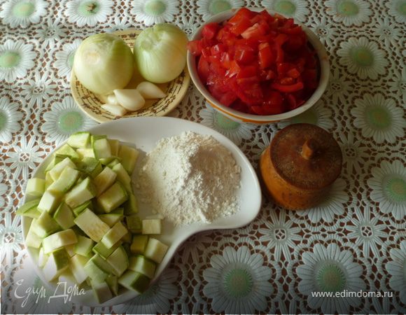 Кабачки и помидоры нарезать кубиками.Кабачки посыпать мукой и обжаривать в масле в течении 45 минут.