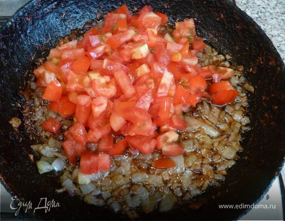 Лук порезать, поджарить до золотистого цвета, добавить помидоры,чеснок перемешать и тушить 10 минут.