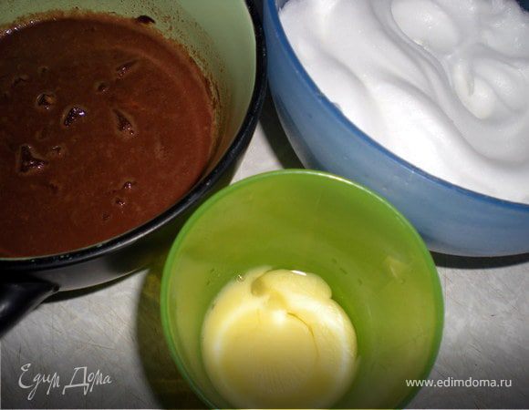 В термостойкую миску поломать шоколад,добавить 50 мл воды.Растопить на водяной бане.Снять с огня и не размешивая,добавить желтки.Перемешать.