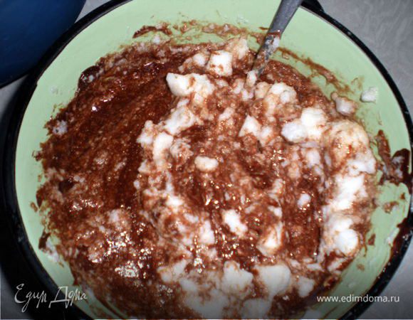 Взбить белки в пену и перемешать с шоколадной массой.Закрыть крышкой и убрать в холодильник минимум на 2 часа.