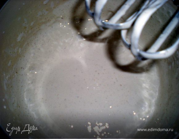 Для рулета взбить желтки до бела.Добавить сахар и взбивать до густоты крема.