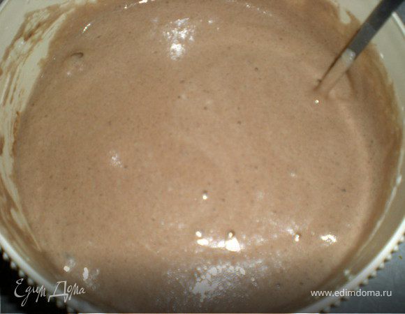 Взбить белки в пену и соединить с желтковой массой.Перемешать.