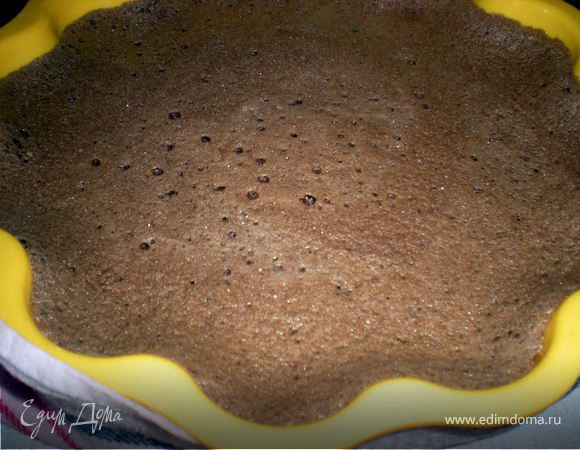 Выложить тесто в форму и выпекать 25 мин.Тесто должно подняться.Вытащить и оставить остывать в форме.Рулет резко опадёт.