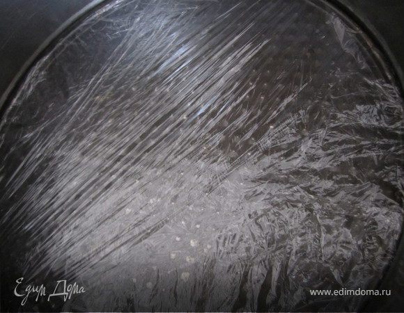 Дно разъемной формы застелить пищевой пленкой.