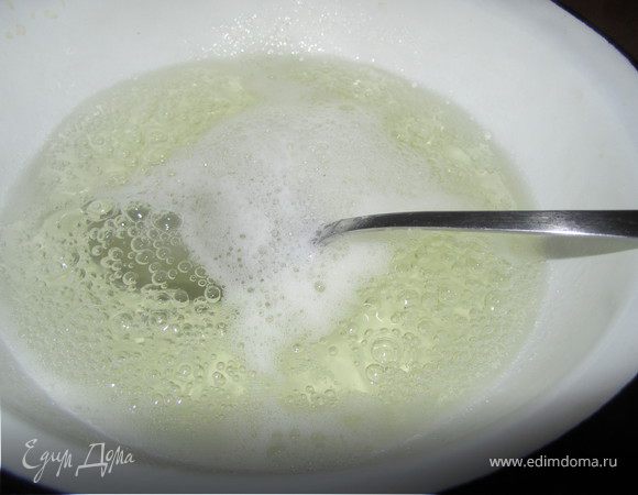 Желе для торта приготовить как указано на пакетике.Вместо воды я использовала ананасовый сок.