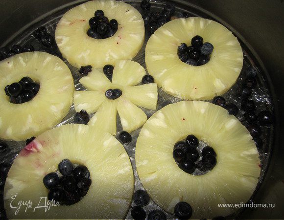 Ананасы и чернику выложить в форму.