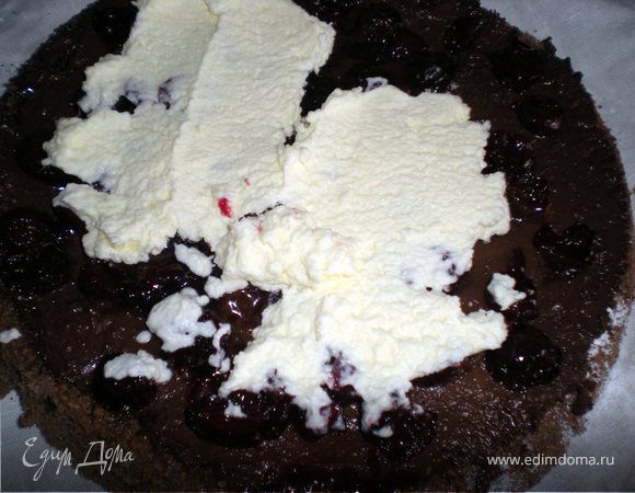 Поверх ягод выложить взбитые сливки.