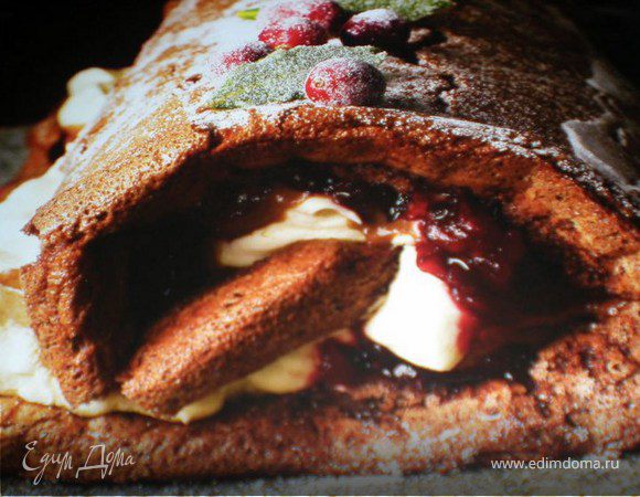 Цитирую:Возьмите пергамент за короткий край и осторожно поднимайте и опускайте его так,чтобы тесто,отделялось от бумаги,начало сворачиваться.Уберите пергамент,рулет поставьте в холодильник на 8 часов.