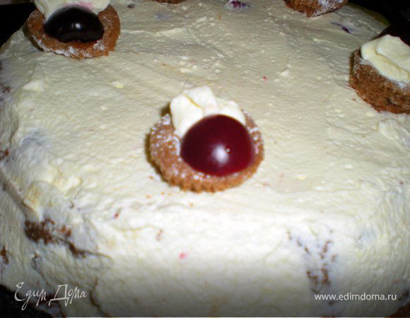 Я ничего не сворачивала,просто промазала слои,испекла ради интереса малюсенькие кексики,в бумажных формочках из под конфет.Положила их на тортик,а на них по вишенки и чуть сливок.