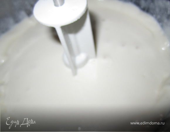 Творог, молока, сгущенку взбить в блендере.
Добавить разведенный желатин.
Взбить.