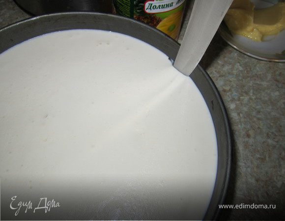 Достать из холодильника.
Тонким ножом аккуратно пройтись по краю бортика.