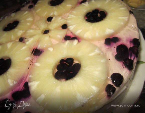 Перевернуть на блюдо.
Снять бортики.
Аккуратно поднять дно.