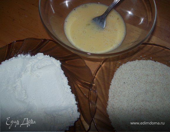 взбейте слегка вилкой 2 куриных яйца, а так же приготовьте 2 тарелки : с мукой и панировачными сухарями