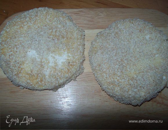 запанируйте сыр следующим образом: сначала в муке, потом в яйце (яйца не жалейте и купайте сыр щедро) заме в панировачных сухарях. Панировка должна быть толстой