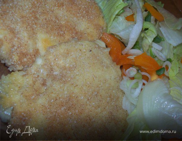 разогрейте масло на сковородке и очень быстро обжарьте шницель с обоих сторон...гарнир к шницелю прекрасно подойдет овощной салат