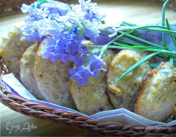 Потом выложить чайной ложечкой на противень, застеленный бумагой для выпечки и выпекать 15-20 мин в духовке, разогретой до 180 градусов.
Во вторую партию я добавила кусочки чернослива и сушеную клюкву.
Печенье получается нежным и мягким с чуть хрустящими вкраплениями пшеницы.