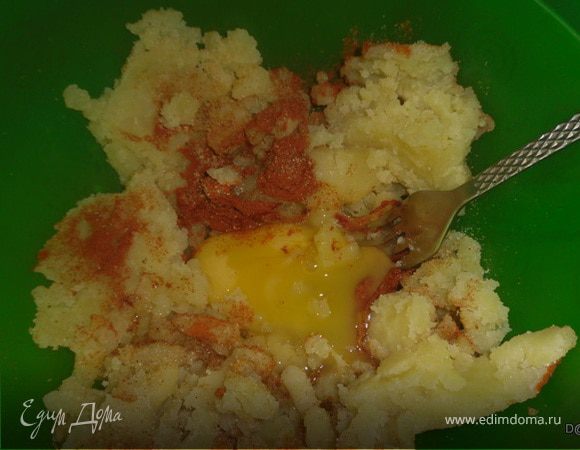 Вбить сырое яйцо, посолить, всыпать специи.Все вымешать.