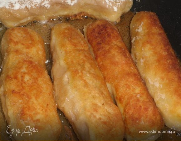 Сформовать колбаски, предварите6льно смочив руки.Обвалять колбаски в муке.Обжарить в растительном масле до золотистого цвета.