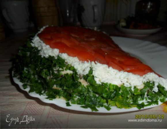 Курицу, шампиньоны мелко нарезать, сыр смешать с тертым чесноком. 
На плоское блюдо выкладываем салат слоями, придав форму дольки арбуза; каждый слой промазываем майонезом: 
- морковь с луком, 
- куриная грудка, 
- шампиньоны, 
- сыр с чесноком, 
- тертый желток. Все смазываем майонезом или сметаной. 
Сверху делаем разметку и украшаем резанным помидором,зеленью и белком, как показано на фото. 
