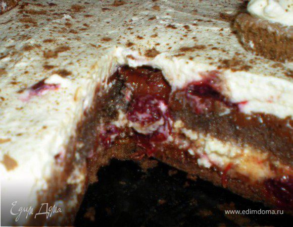 Ну...короче украсила как могла:))Даже стыдно перед Оксанкой(((Знаю,скажет-учу,учу их украшать тортики,а она как курица лапой!!Вообщем делала не для гостей,поэтому в таком незамысловатом виде со словами "и так сойдёт"убрала в холодильник.А очень хотелось именно свернуть и чтоб красиво=))Но я вас уверяю-на вкус это не повлияло))