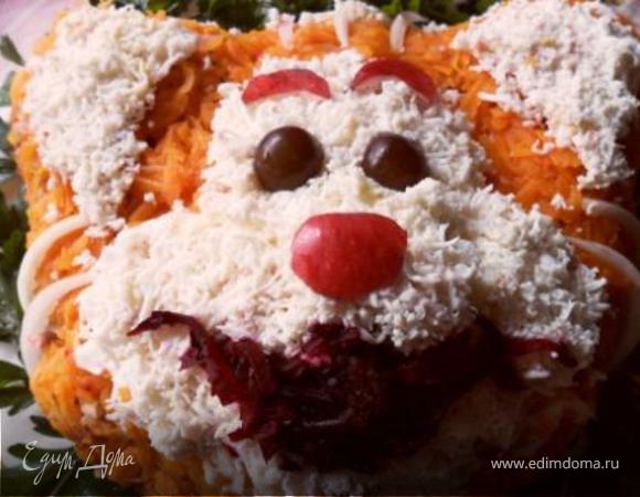 Салат выкладываем слоями в форме мордочки:
сельдь,лук,картофель,свекла,яблоко,морковь.Каждый слой майонезим.Глазки у меня из винограда,носик из яблока,ротик из свеклы,белый контур из белка,полоски белые из лука!!!Сладенькая такая подшуба! ))