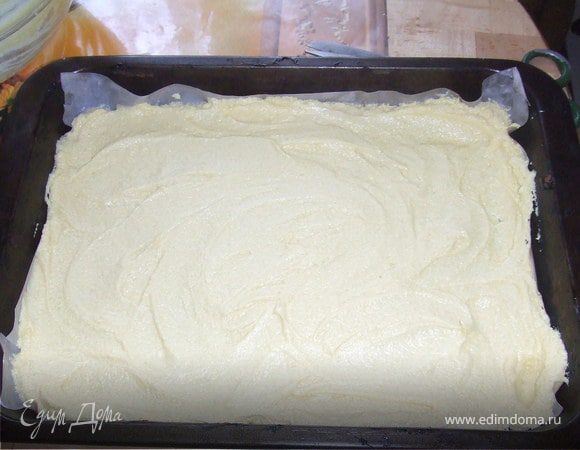 Маргарин взбиваем с сахаром,добавляем по-одному яйца,хорошо вымешивая,Добавляем муку и разрыхрытель,вымешиваем тесто и выкладываем его в форму,застеленную бумагой.