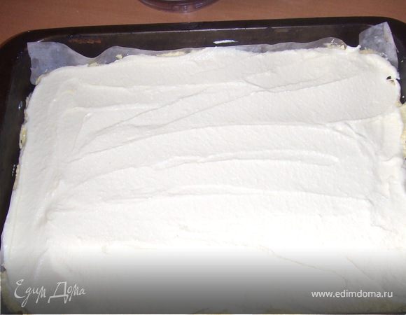 Творог соединяем с порошком пудинга,добавляем цедру одного лимона,немного сока этого лимона,яйца,сахар.Все перемешиваем и выкладываем на тесто.