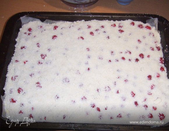 Для крошки растапливаем масло или маргарин,добавляем сахар,муку и ванилин или корицу и руками вымешиваем крошку,если необходимо,можно еще подсыпать муки.
Распределяем крошку на вишне и в духовку,разогретую до 180° на 40-45 минут. Последние 15-20 минут можно прикрыть пирог фольгой,чтобы он не слишком зажарился сверху и хорошо при этом пропекся внутри.