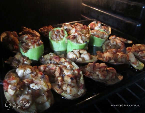 Заполняем наши лодочки курино-овощной смесью.
И ставим в разогретую духовку (180 гр.) на 15-20 минут.