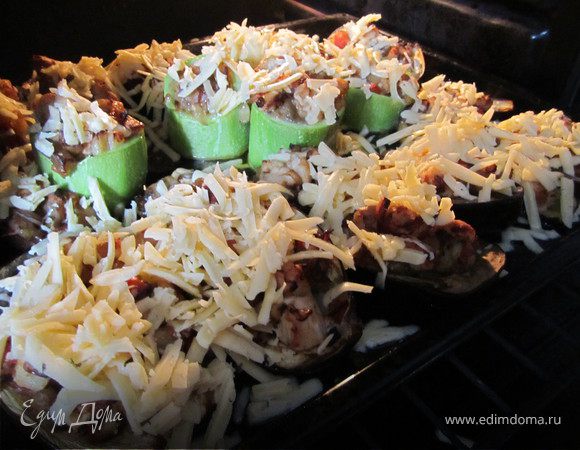 Когда "лодочки"  запеклись.
Посыпаем их тертым сыром.
Выключаем духовку и оставляем еще на 10 минут.
Достать из духовки, посыпать зеленью и измельченным чесноком.