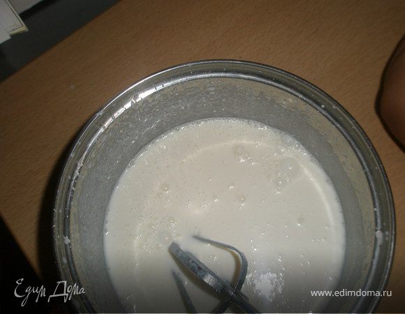 Сыр взбить миксером с медом и молоком до однородной консистенции.