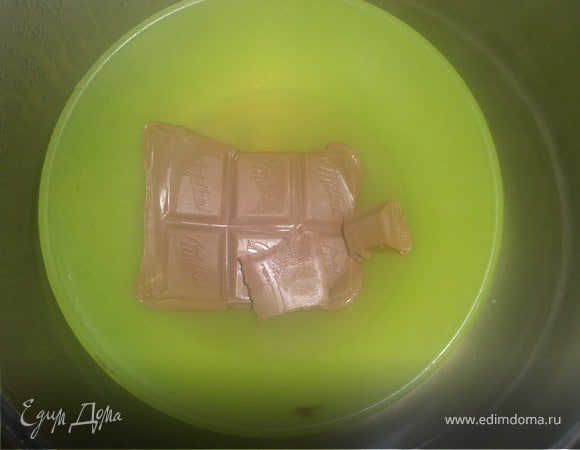 Часть сырной массы (первый раз использовала филадельфию, очень вкусно получилось, а здесь на фото с риккотой, мне больше по вкусу с филадельфией пришлось) 150 гр. соединить с шоколадом, добавить треть взбитых сливок. Хорошо взбить венчиком. Масса должна напоминать кисель, если слишком густая немного подогреть на водяной бане.