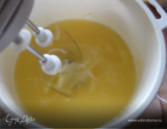 С половины апельсина выдавить сок,и натереть на мелкой тёрке столовую ложку цедры
В отдельной миске взбить миксером раст.масло и апельсиновый сок