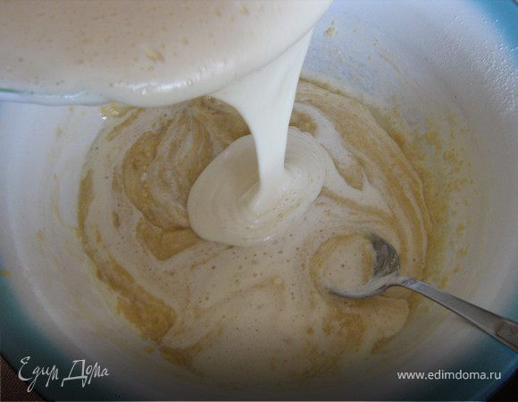 Смешать мучную смесь с подготовленным растительным маслом 
и аккуратно в 4 приема ввести взбитые яйца, каждый раз осторожно перемешивая.