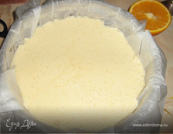 Вылить смесь в форму, слегка встряхнуть. Поставить в духовку и выпекать 45 мин. Вынуть из духовки и оставить в форме еще на 30 мин.