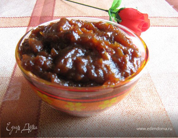 Финики порубить. Поместить в сотейник сахар и лимонный сок, готовить на небольшом огне, постоянно помешивая, пока весь сахар не растворится. Добавить финики и варить 5 мин Получается вот такой густой и очень вкусный финиковый сироп,можно использовать как начинку для пирогов.