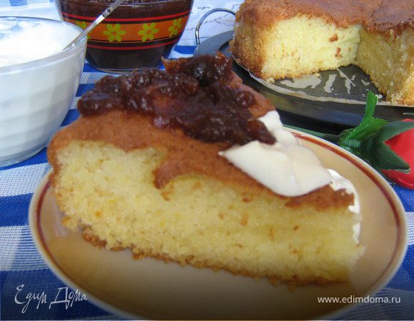 Сливки взбить со сметаной. Перевернуть форму на блюдо и вынуть пирог. Нарезать его на порции.
Разложить куски по порционным тарелкам, полить финиковым сиропом. Рядом положить по 2 ст. л. сливочно-сметанной смеси.