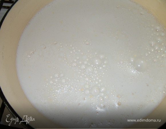 Добавить к желткам молоко и поставить  кастрюлю на медленный огонь, не доводя  до  кипения, пока масса не  станет  однородной.