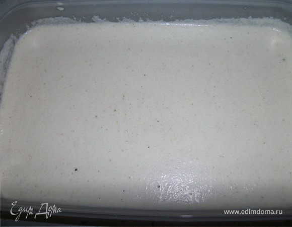 После  того как молочно-желтковая смесь остыла добавляем сливки и   белки , ванильный  сахар и, хорошо взбиваем. Добавить орехи (молотые и очищеные)и еще раз хорошо  размешать.