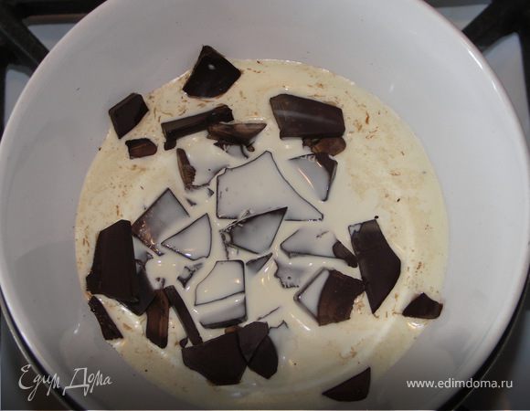 На паровой бане растопить шоколад со сливками.