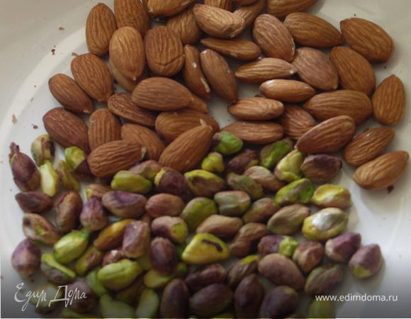 Орехи помыть,высушить,чуть обжарить.