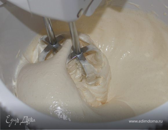 Духовку разогреваем до 180С.Яйца разделить на белки-желтки.Белки в холод.Желтки взбить постепенно добавляя сахар до пышности.Около 10мин.