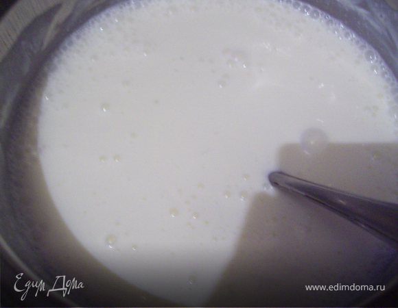 Развести в стакане воды желатин и оставить до набухания, довести до кипения, смесь сметаны, сливок и сахара, постоянно помешивая