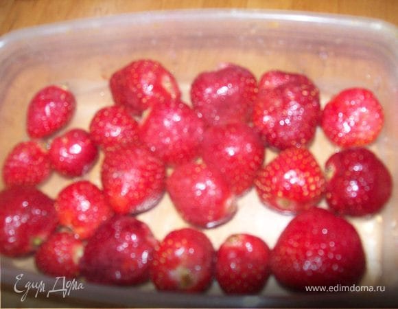 смешать желатин и сметанную смесь и довести до кипения. Выключить, дать немного остынуть. Тем временем вымыть ягоды и уложить их в форму, можно порезать.