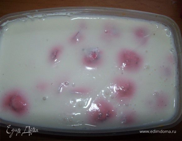 залить ягоды сметанной смесью...и отправить в холодильник до застывания